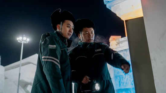 長春市冰雪新天地園區內，長春市雙陽區供電公司工作人員正在檢查低壓配電箱。新華社記者 段續 攝