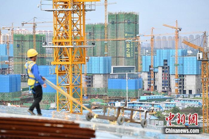 資料圖：一在建樓盤工地工人正在忙碌。 <a target='_blank' href='/'>中新社</a>記者 張浪 攝
