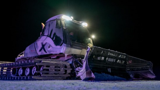 吉林市松花湖滑雪度假區內，壓雪車正在平整雪道。新華社記者 唐成卓 攝