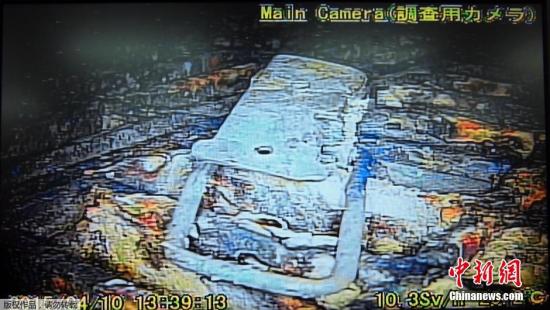 資料圖:日本向福島第一核電站1號機組的反應堆安全殼內投入的棒狀機器人,拍攝了反應堆圖片。