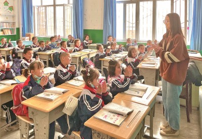 2023年5月,西北師范大學學生在新疆阿克蘇地區溫宿縣吐木秀克鎮第一小學實習支教。 卓杰攝