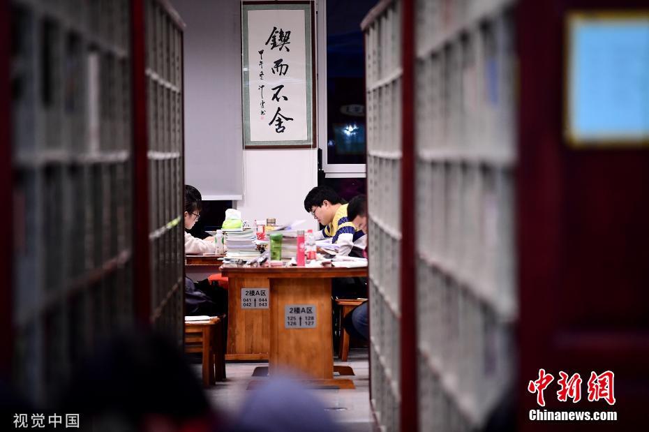 資料圖：又到一年考研季，沈陽各高校圖書館一座難求。沈陽 攝 圖片來源：視覺中國