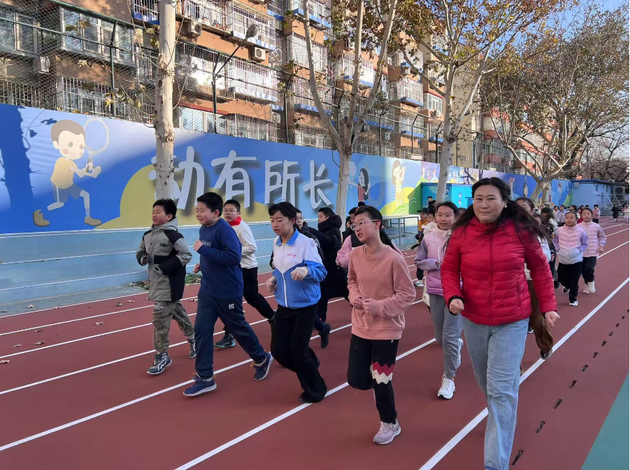 學生們在班主任陪同下跑步。人民網 白炅攝