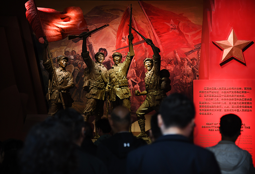圖為2024年5月9日，游客在延安革命紀(jì)念館參觀。 新華社記者 張博文 攝