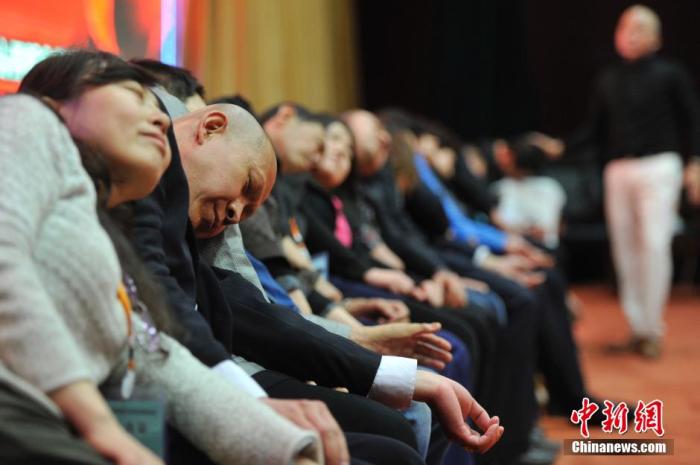 資料圖：民眾在專業催眠師的引導下睡覺，釋放壓力。<a target='_blank' href='/'>中新社</a>發 韋亮 攝