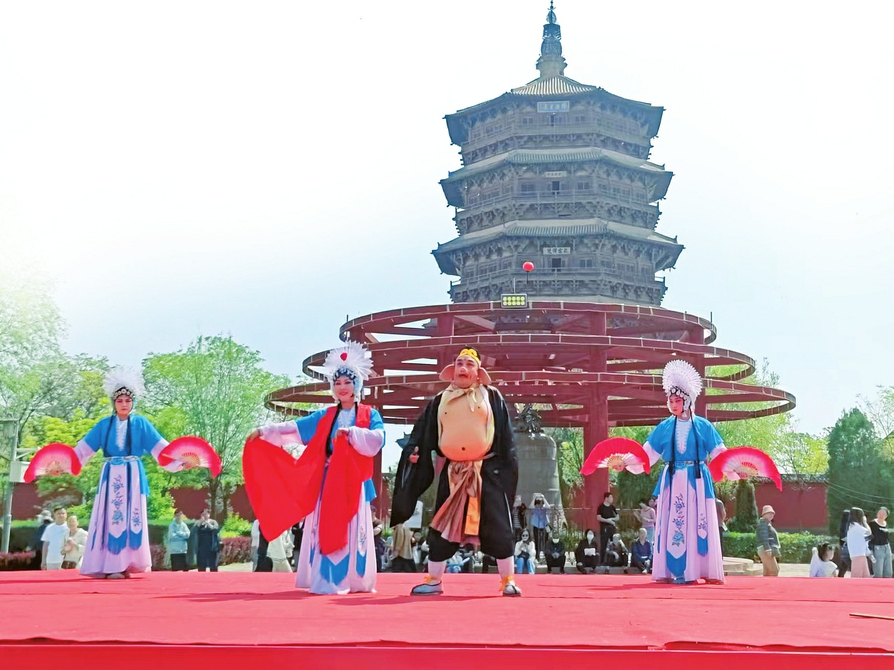 應(yīng)縣祈園廣場(chǎng)搭起的耍孩兒劇公益演出舞臺(tái)上，正在演出耍孩兒劇目《獅子洞》。山西日?qǐng)?bào)記者馬占富攝