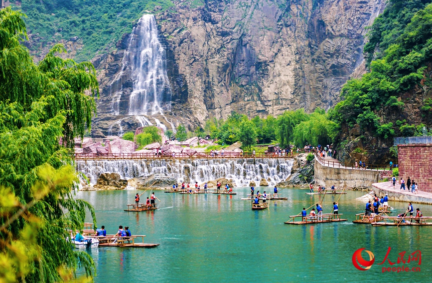 泛舟水上,成為酷熱夏季的一個避暑良方。人民網記者 王佩攝