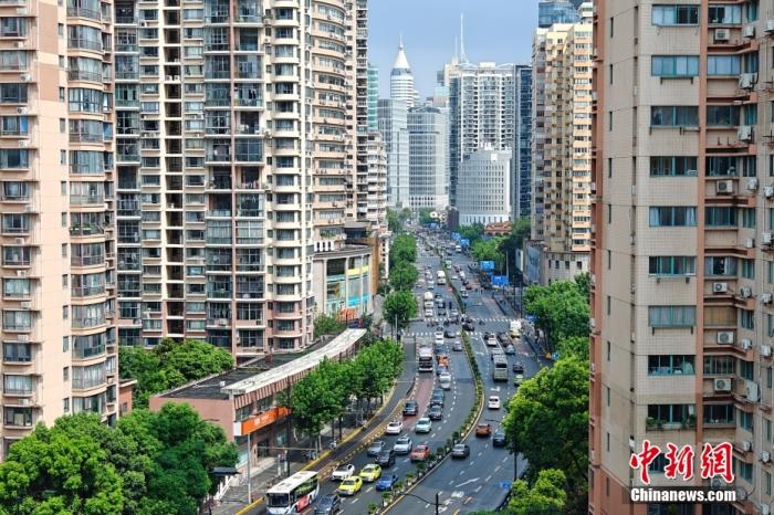 資料圖:上海黃浦區“老西門”西藏南路附近高樓林立,交通繁忙,都市風景獨好。 /CNSphoto 王岡 攝 資料圖:上海黃浦區“老西門”西藏南路附近高樓林立,交通繁忙,都市風景獨好。 /CNSphoto 王岡 攝