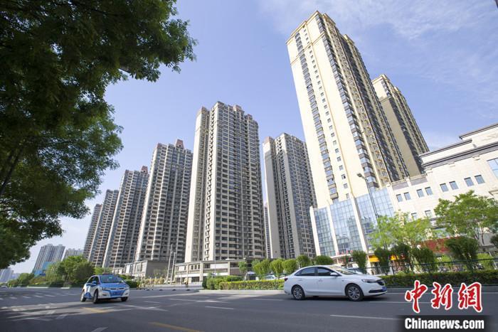 資料圖：車輛從一樓盤前經過。 <a target='_blank' href='/'>中新社</a>記者 張云 攝