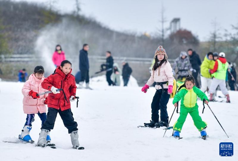 2月23日，滑雪愛好者在貴陽市高坡云頂滑雪場滑雪。新華社記者 楊文斌攝