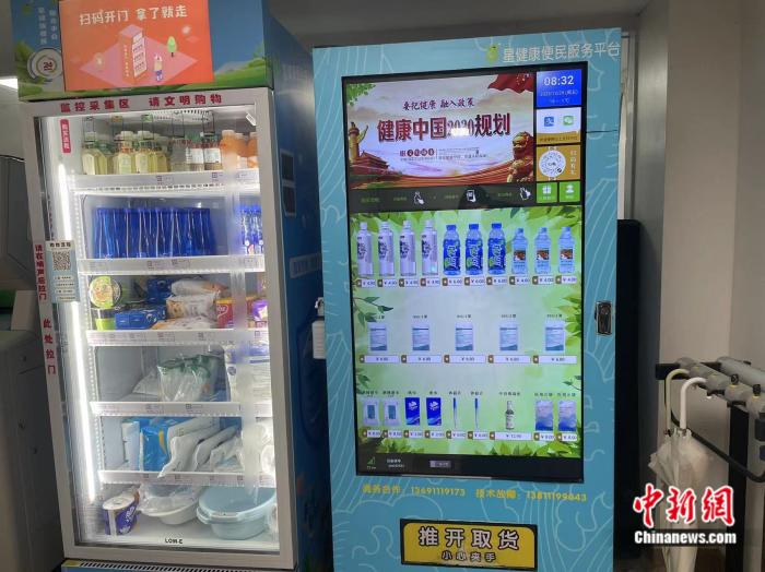 醫院里設置的飲料售賣機中包含多個品牌的電解制水 韋香惠 攝