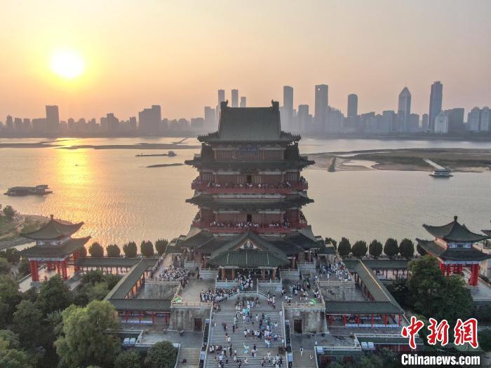 圖為航拍落日時分的滕王閣，風景壯美，眾多游客在滕王閣內游玩。劉力鑫 攝