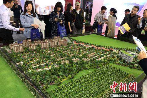 資料圖:民眾在2017年北京春季房展會上的某樓盤展臺咨詢。<a target='_blank' _fcksavedurl='http://www.chinanews.com/' ></table>中新網</a> 程春雨 攝