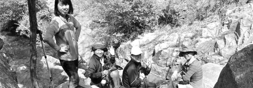 近日，資深驢友隨哥組織驢友到濟南仲宮太甲山游玩。圖為驢友正在山路上休息。隨哥供圖