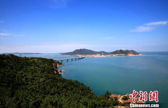煙臺環境優美、氣候宜人，遍布的海水浴場、濱海觀光景點為游艇帆船產業發展創造了條件。(資料圖) 楊兵 攝