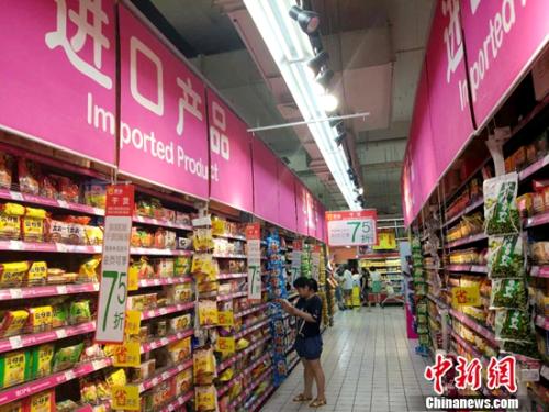民眾在超市購物。<a target='_blank' _fcksavedurl='http://www.chinanews.com/' ></table>中新網</a>記者 李金磊 攝